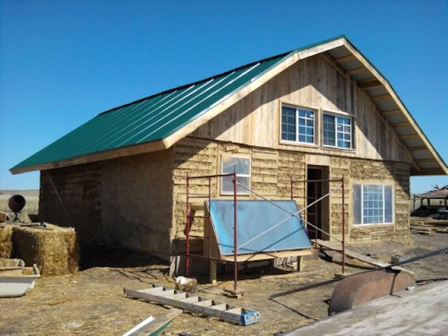 pine-ridge-pallet-house-texasnaturalbuilders-35iu3hx-500x375