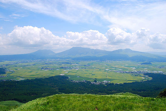 640px-Mt.Aso_and_caldera01