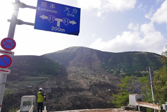 The Aso-Ohashi bridge fallen by a landslip of the 2016 Kumamoto earthquakes.JPG||崩落した阿蘇大橋（2016年4月17日）｜Hideki Kimura